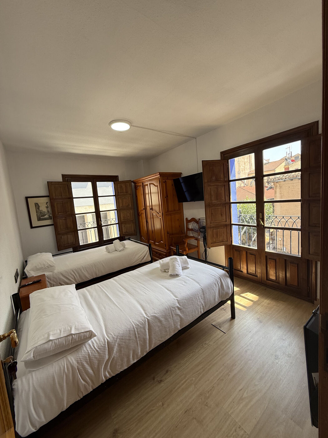 Habitación con balcón a la plaza y ventilador