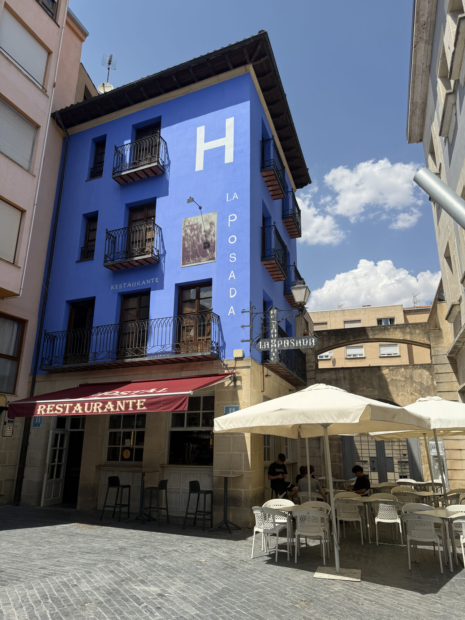 Fachada azul del Hostal La Posada en la Plaza de San Clemente, Soria